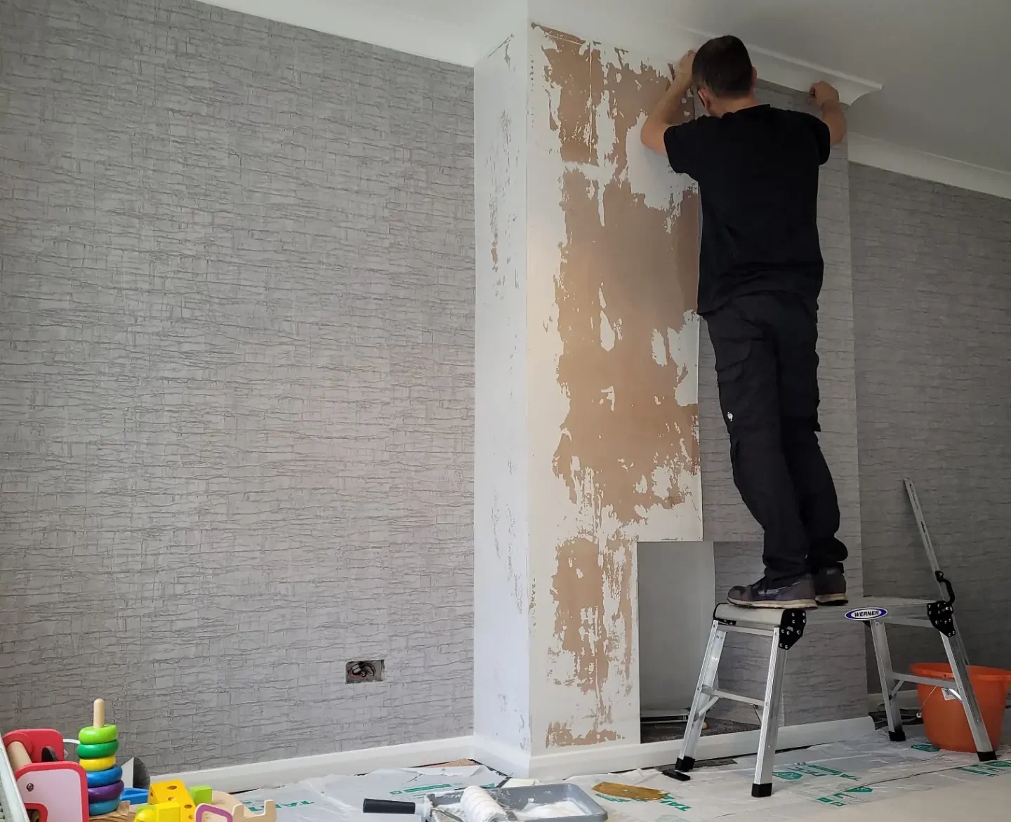 Traditional wallpaper hanging in Southampton and Hampshire